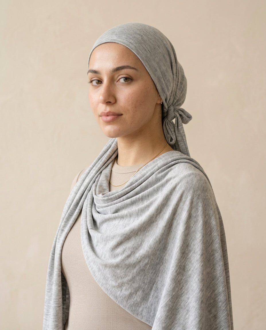 Sous-hijab Confort milk silk coloris gris perle, porté