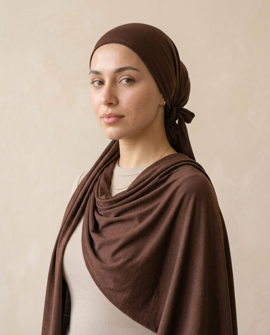 Sous-hijab Confort milk silk coloris marron, porté