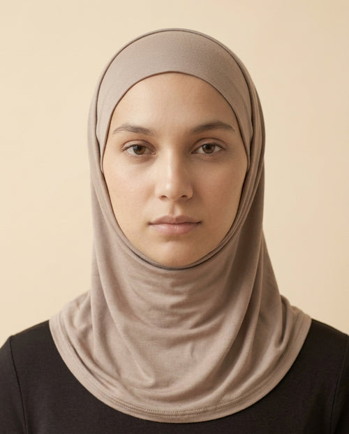 Trio Essentiel porté par trois femmes, coloris noir beige taupe